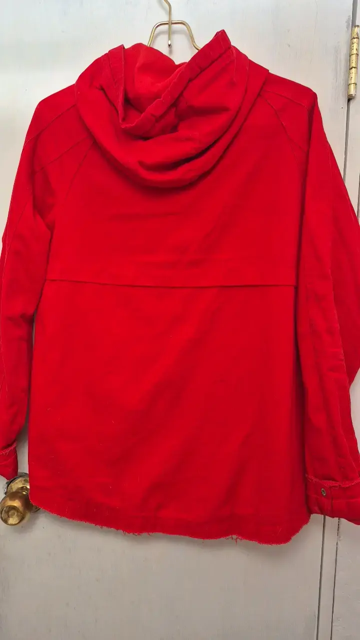 Chaqueta roja con capucha para mujer - 2