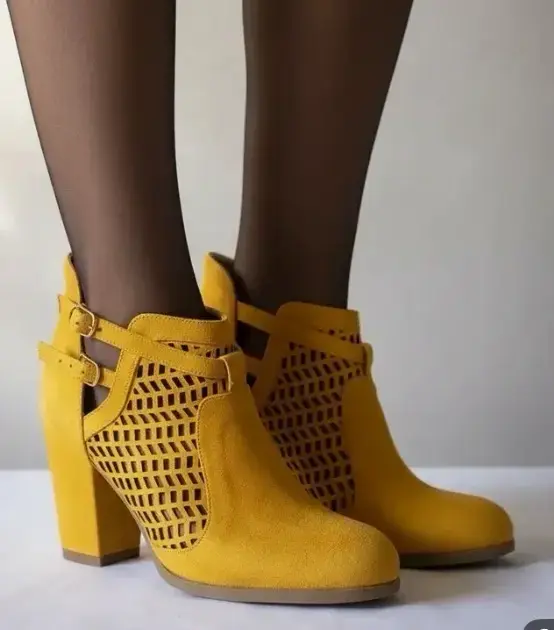 Botines mostaza de tacón alto con diseño cala - 1