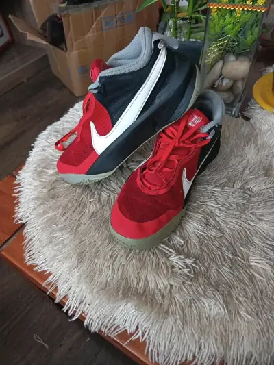 Zapatillas deportivas Nike rojas y negras - miniatura 1