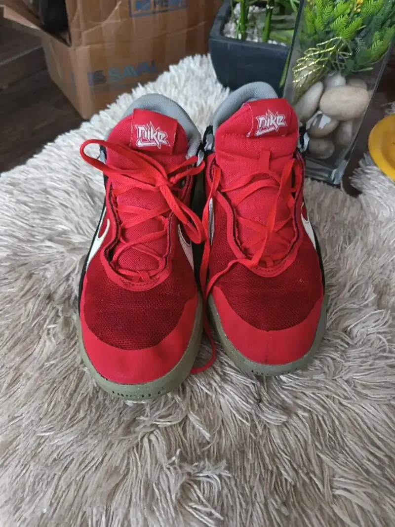 Zapatillas deportivas Nike rojas y negras - 2