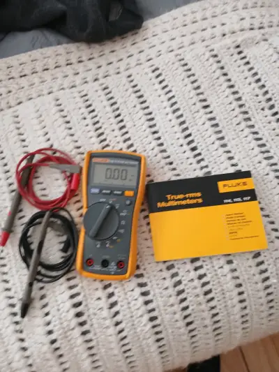 Multímetro digital Fluke 110 con cables - miniatura 1