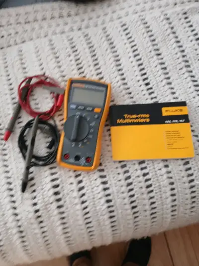 Multímetro digital Fluke 110 con cables - miniatura 2