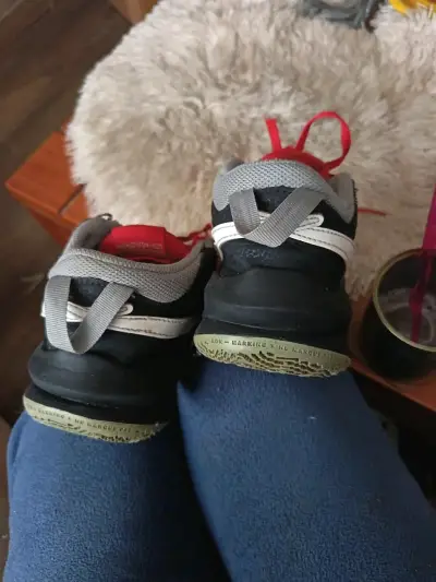Zapatillas deportivas Nike rojas y negras - miniatura 6