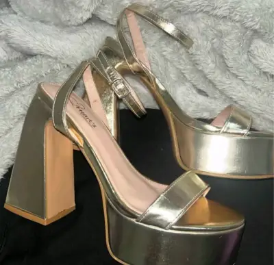 Sandalias de tacón alto doradas elegantes - miniatura 1