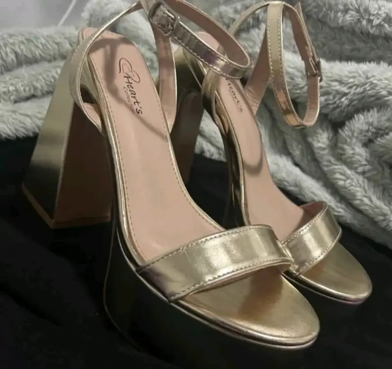 Sandalias de tacón alto doradas elegantes - 2