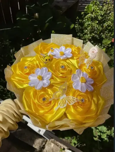 Ramo de flores eternas amarillas con mariposas - miniatura 1