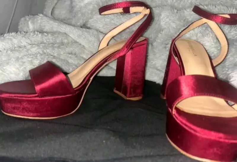 Sandalias de Tacón Alto Rojas de Terciopelo