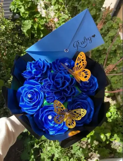 Ramo de rosas y dalias eternas con mariposas dec - miniatura 1