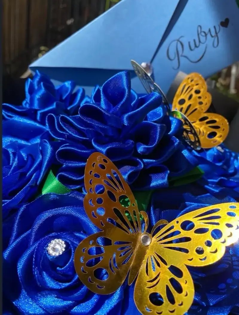 Ramo de rosas y dalias eternas con mariposas dec - 2