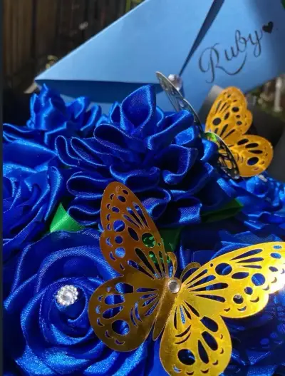 Ramo de rosas y dalias eternas con mariposas dec - miniatura 2