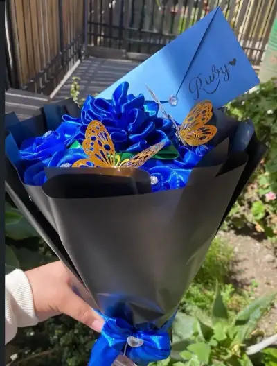 Ramo de rosas y dalias eternas con mariposas dec - miniatura 3