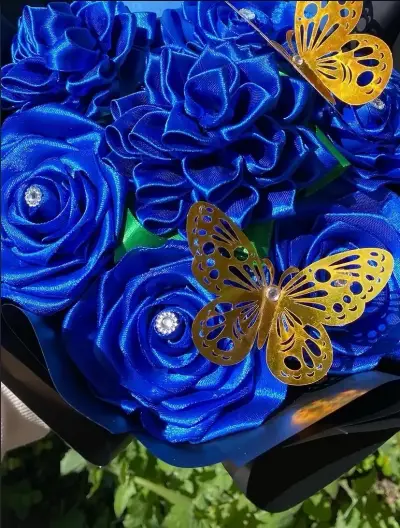 Ramo de rosas y dalias eternas con mariposas dec - miniatura 5