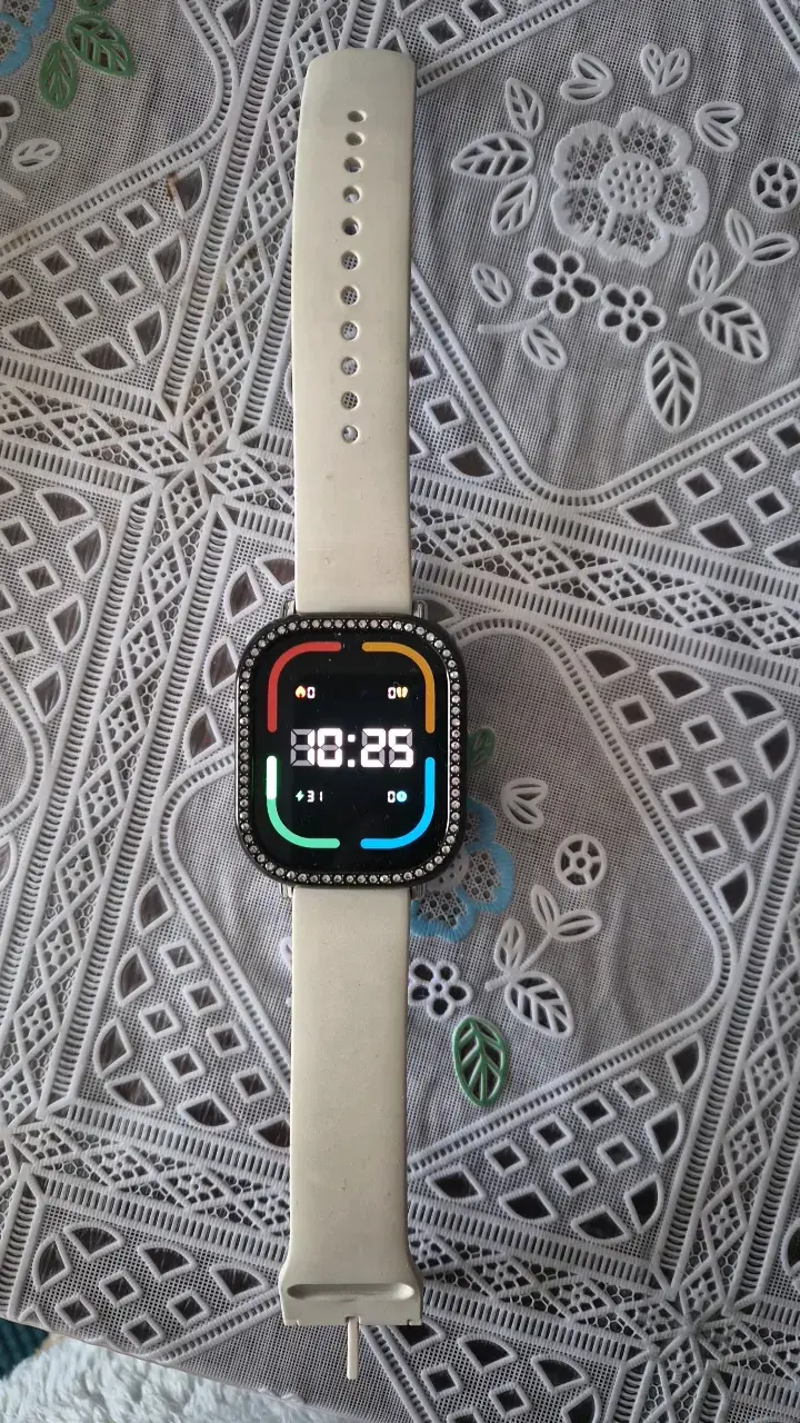 Smartwatch con correa blanca y cargador - 1