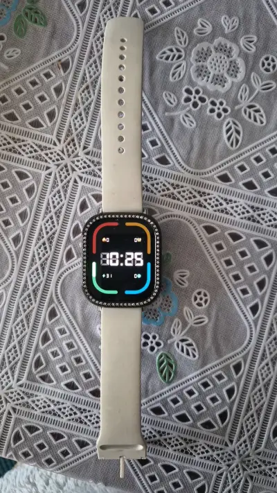 Smartwatch con correa blanca y cargador - miniatura 1