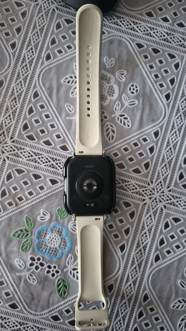 Smartwatch con correa blanca y cargador - 2