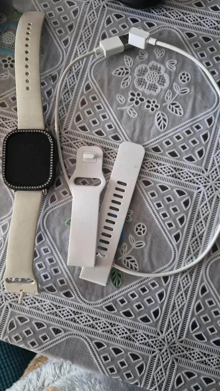 Smartwatch con correa blanca y cargador - 3