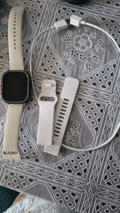 Smartwatch con correa blanca y cargador - miniatura 3