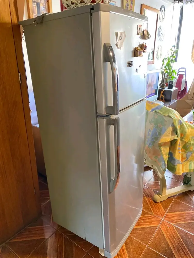 Refrigerador LG de dos puertas en buen estado - 1