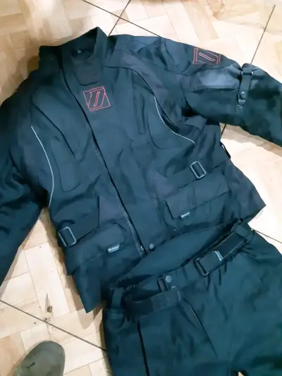 Traje de motociclista negro con protecciones - miniatura 1