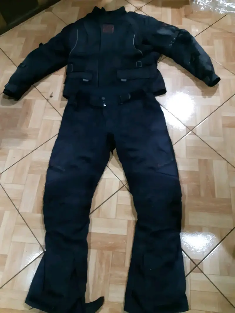 Traje de motociclista negro con protecciones - 2