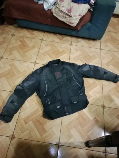 Traje de motociclista negro con protecciones - miniatura 3