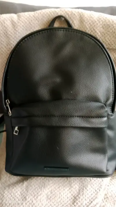 Mochila negra de cuero sintético elegante - miniatura 1