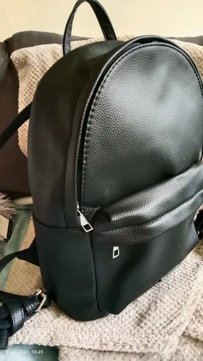 Mochila negra de cuero sintético elegante - miniatura 2