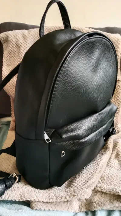 Mochila negra de cuero sintético elegante - miniatura 3