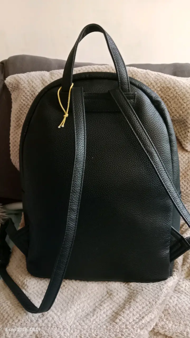 Mochila negra de cuero sintético elegante - 4