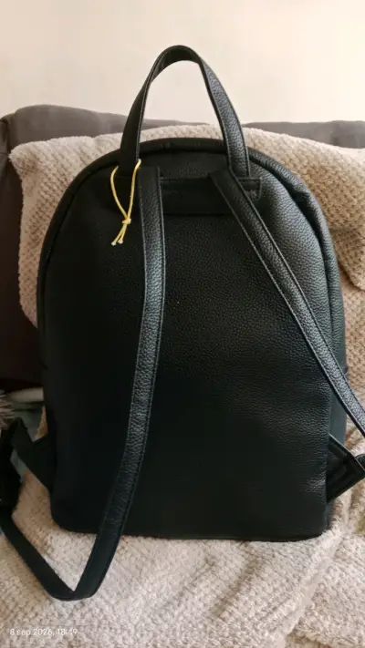 Mochila negra de cuero sintético elegante - miniatura 4