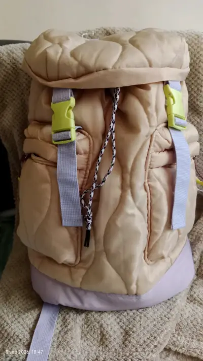 Mochila acolchada beige con hebillas verdes - miniatura 1