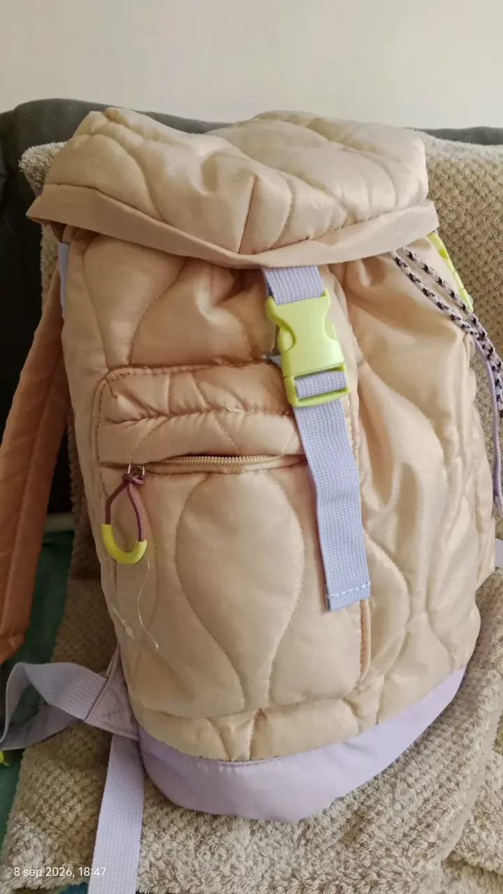 Mochila acolchada beige con hebillas verdes - 2