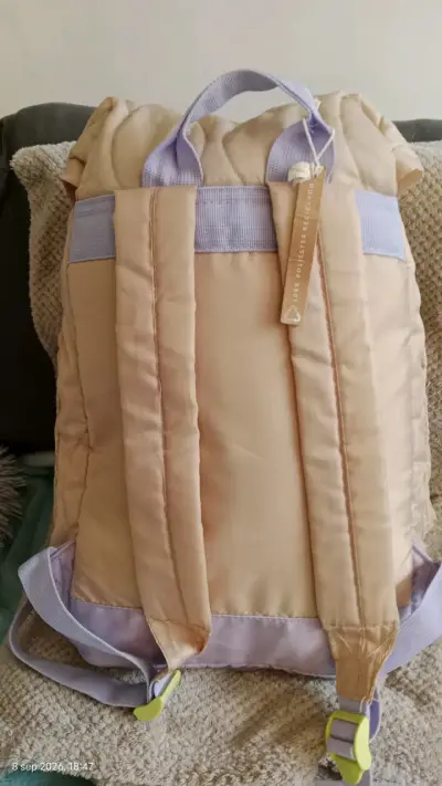 Mochila acolchada beige con hebillas verdes - miniatura 3