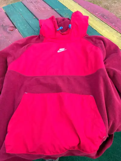 Polerón Nike rojo con capucha y bolsillo - miniatura 1