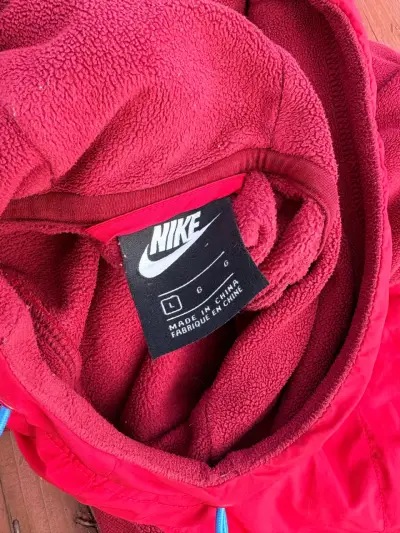 Polerón Nike rojo con capucha y bolsillo - miniatura 3