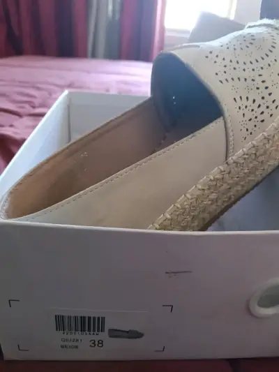 Alpargatas beige con diseño calado talla 38 - miniatura 2