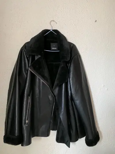 Chaqueta de cuero negra con forro de piel sintética - miniatura 2