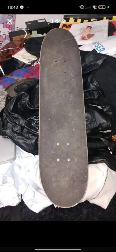 Skateboard con diseño gráfico en buen estado - miniatura 1