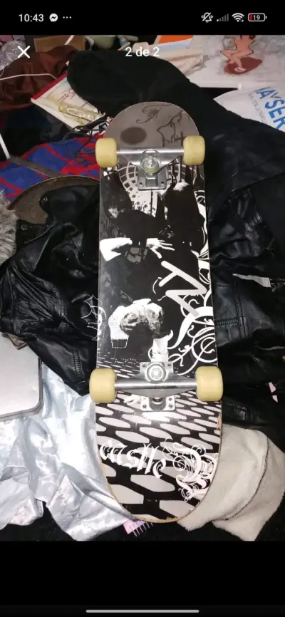 Skateboard con diseño gráfico en buen estado - miniatura 2