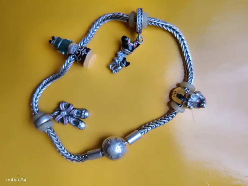 Pulsera original Pandora con cuatro charms - 1