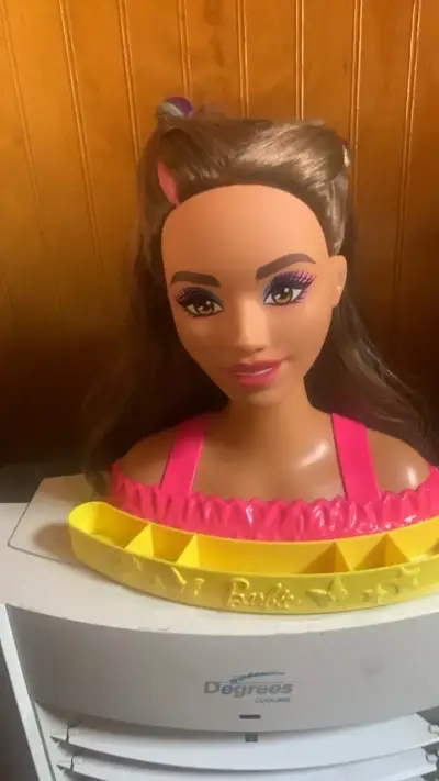 Cabeza de muñeca para peinar Barbie - miniatura 1