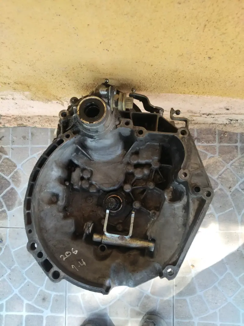 Caja de cambios manual usada para auto. - 2