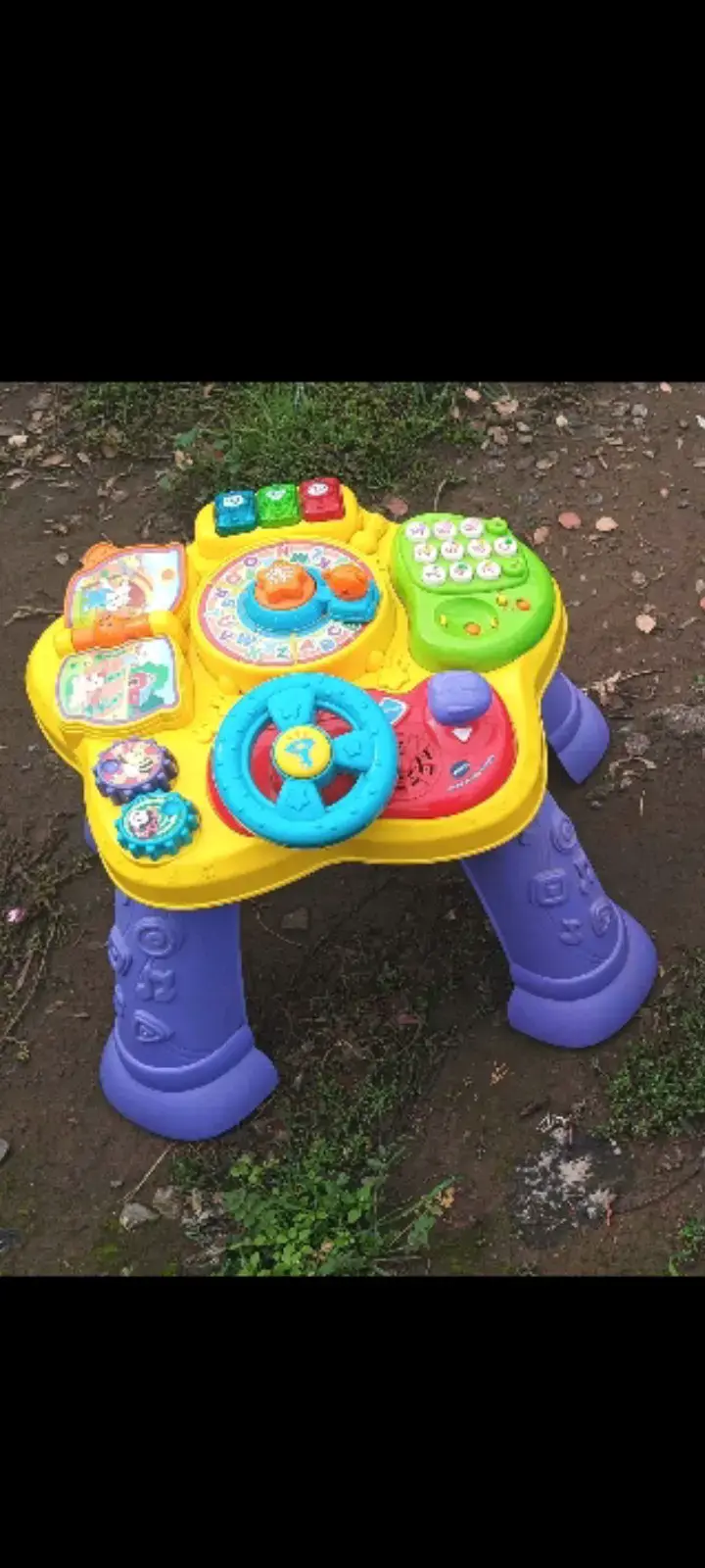 Mesa de actividades para niños colorida