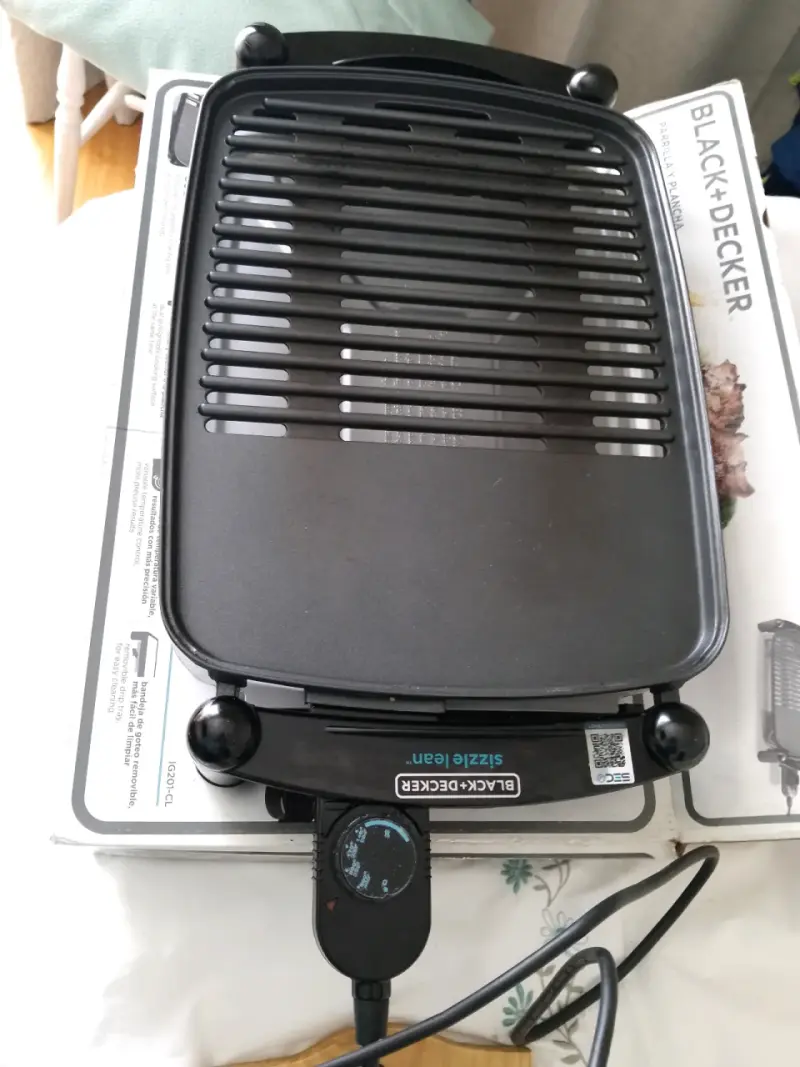Parrilla eléctrica Black+Decker con superficie antiadherente - 1
