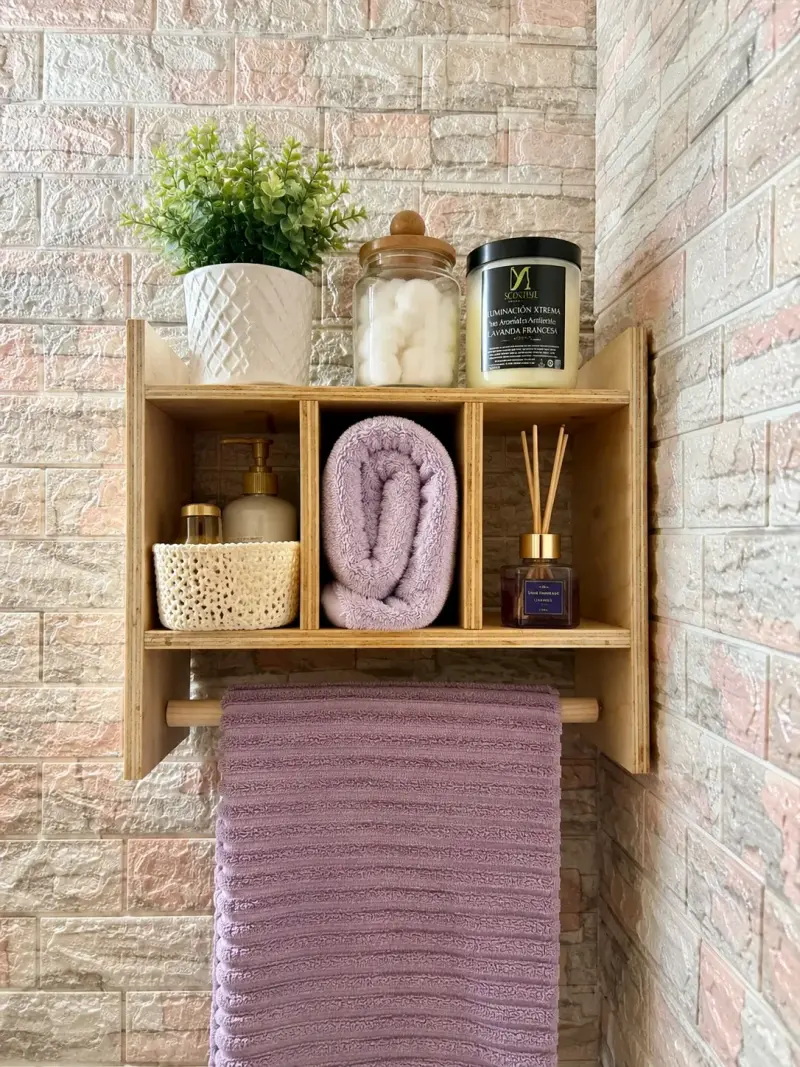 Estante de madera para baño con toallero - 1