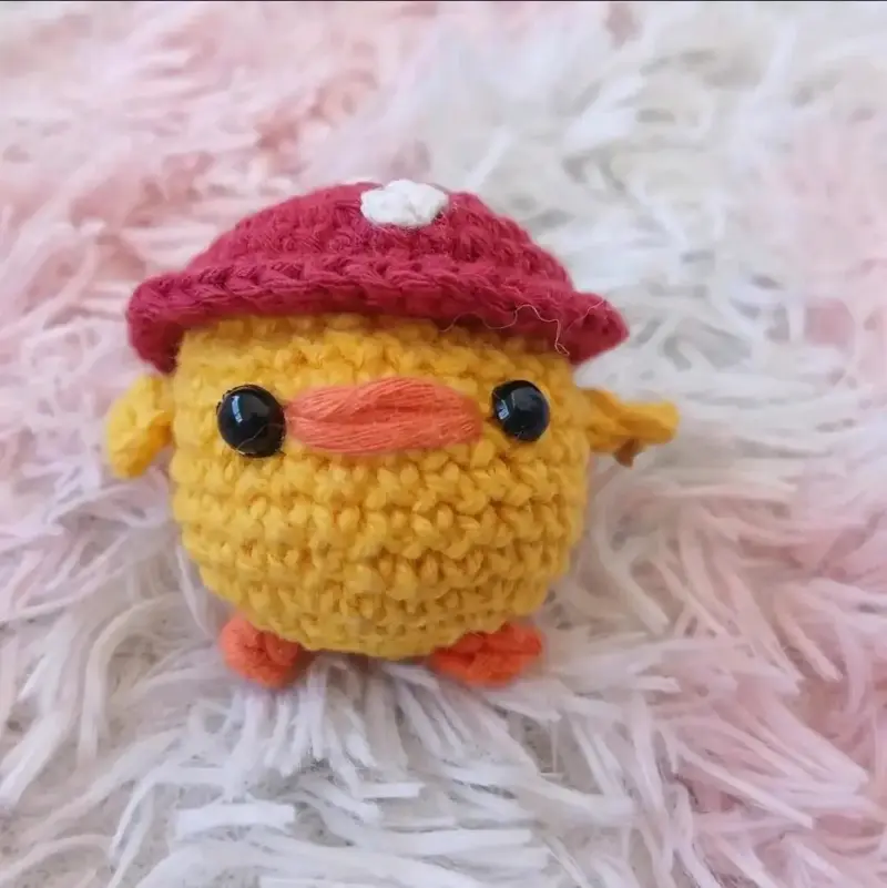 Llavero de pollito tejido a crochet con sombrero - 1