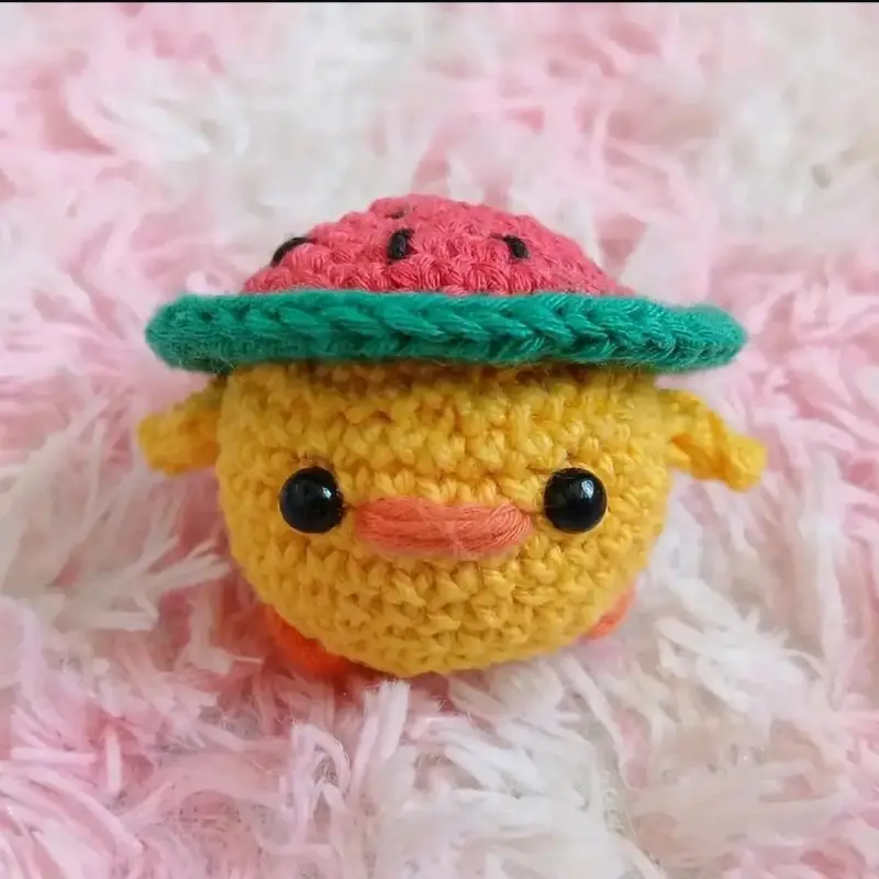 Llavero de pollito tejido a crochet con sombrero - 2