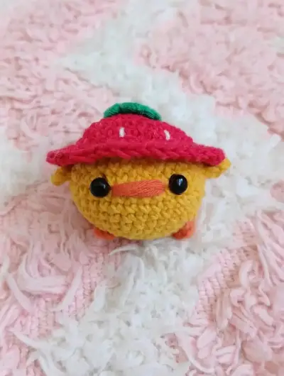 Llavero de pollito tejido a crochet con sombrero - miniatura 3