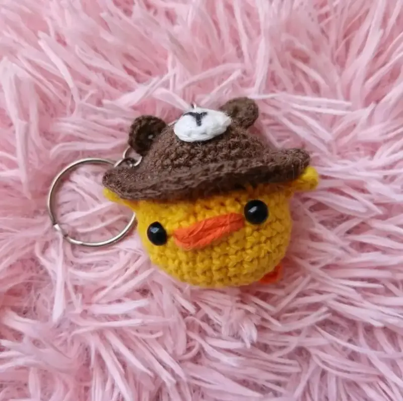 Llavero de pollito tejido a crochet con sombrero - 4