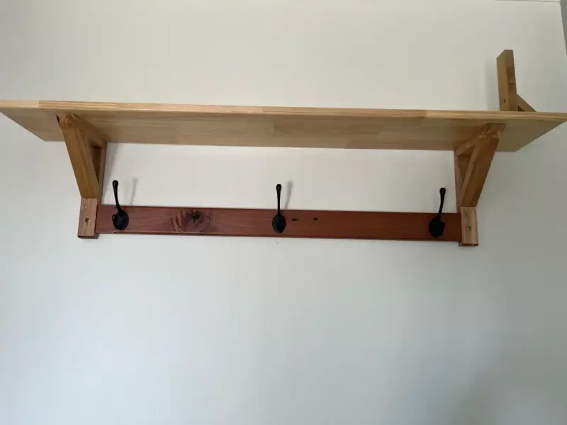 Estante de madera con ganchos para pared - 1